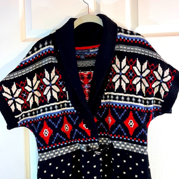 Tommy Hilfiger Sweater Vest. Size: Medium. Looks Brand New. - Picture 2 of 13